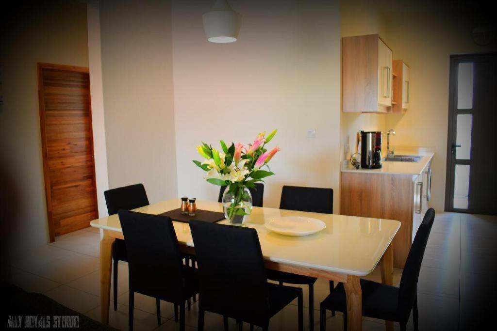 Modern And Cosy Condo: Westwood Apartments Flic en Flac Bagian luar foto