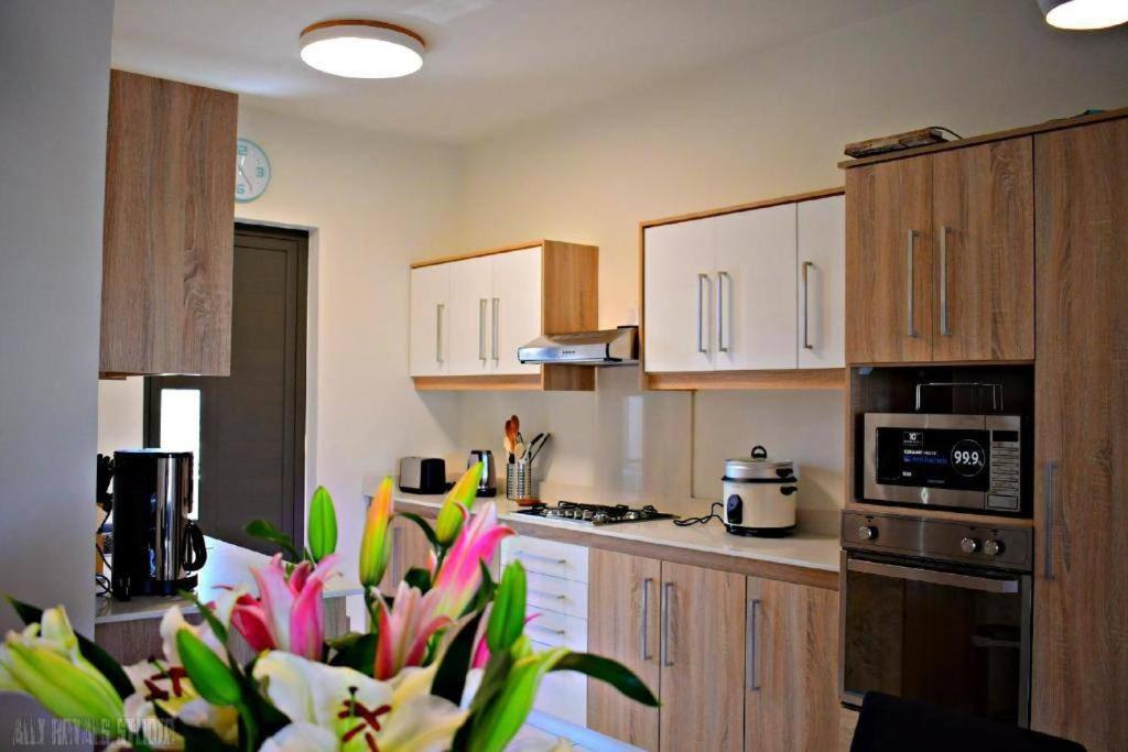 Modern And Cosy Condo: Westwood Apartments Flic en Flac Bagian luar foto