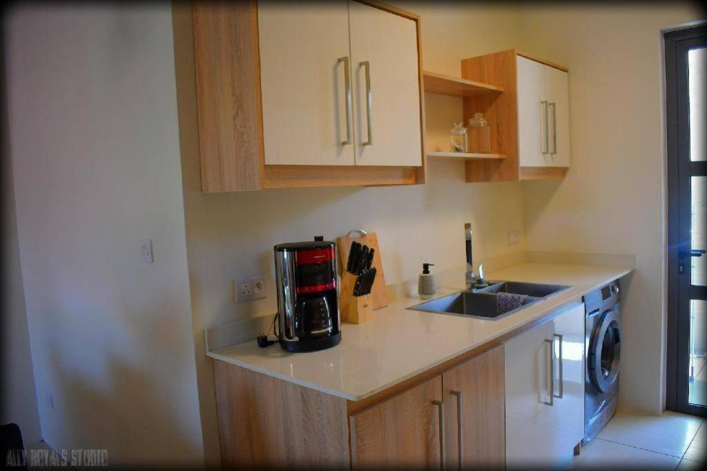 Modern And Cosy Condo: Westwood Apartments Flic en Flac Bagian luar foto