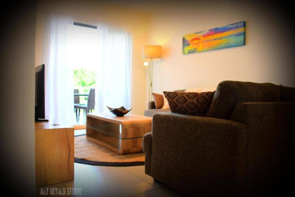 Modern And Cosy Condo: Westwood Apartments Flic en Flac Bagian luar foto